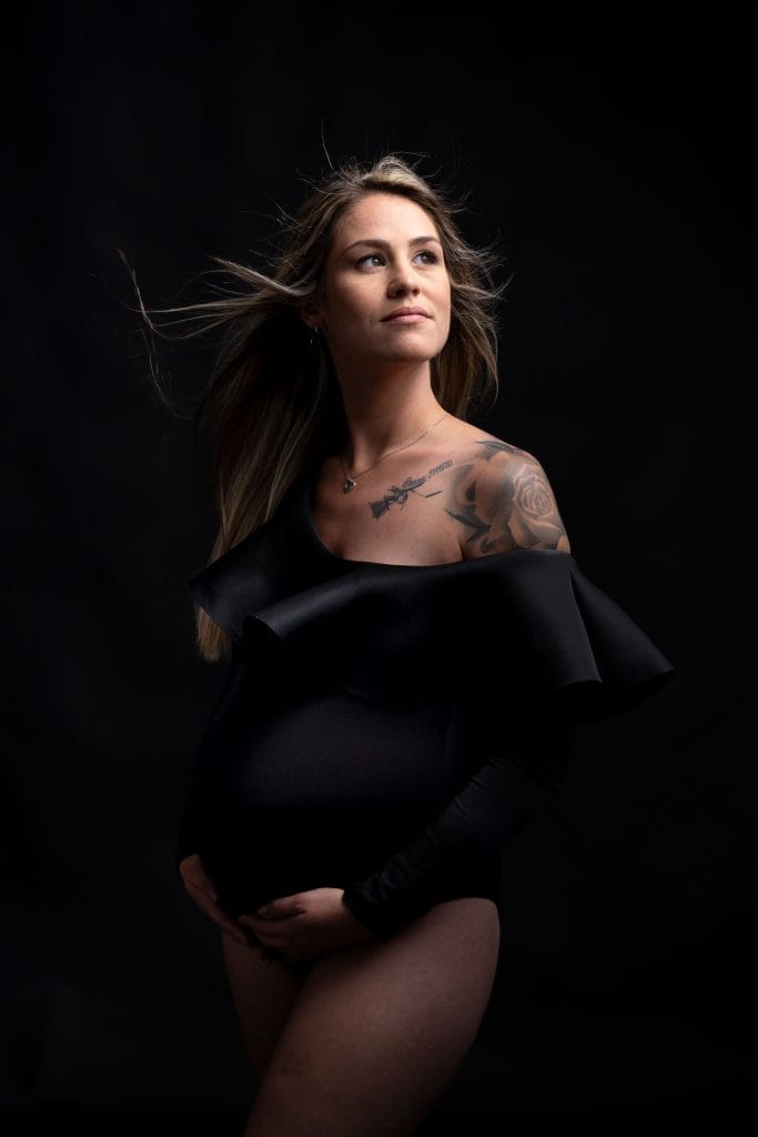 femme enceinte prise en photo avec une lumière de claire obscur